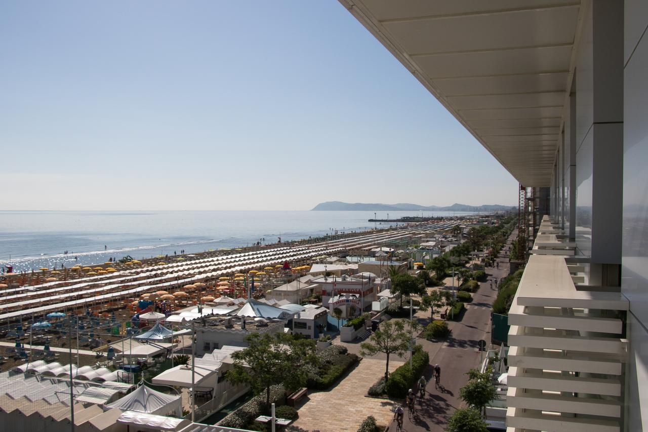 Club Hotel Riccione Exterior foto